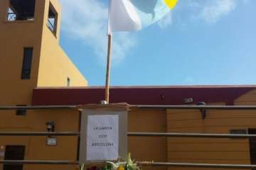 Bandera con crespón negro y cartel en La Garita (Foto TA)