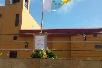 Bandera con crespón negro y cartel en La Garita (Foto TA)