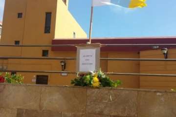 Bandera con crespón negro y cartel en La Garita (Foto TA)