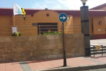 Bandera con crespón negro y cartel en La Garita (Foto TA)