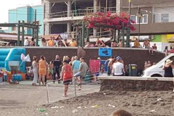 Estado de la playa a los pocos minutos de la suspensión de la verbena (Foto TA)