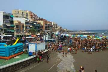 Estado de la playa a los pocos minutos de la suspensión de la verbena (Foto TA)
