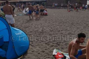 Estado de la playa a los pocos minutos de la suspensión de la verbena (Foto TA)