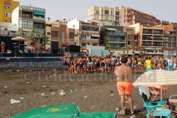Estado de la playa a los pocos minutos de la suspensión de la verbena (Foto TA)