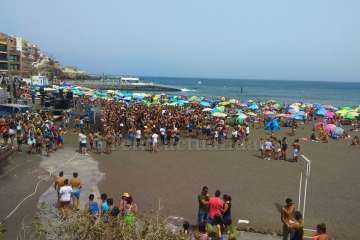 Estado de la playa a los pocos minutos de la suspensión de la verbena (Foto TA)