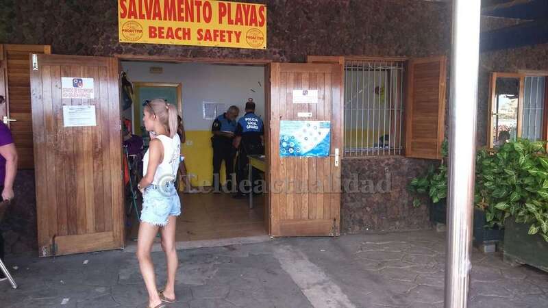 Dos agentes de la Policía Local en el interior del puesto de Proactiva mientras atienden a un menor (Foto TA)