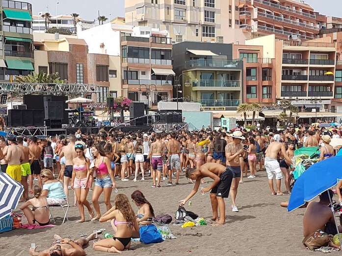 Imagen de la playa de Melenara al término de la verbena del solajero (Foto TA)