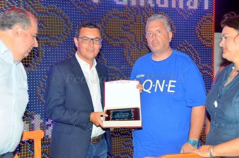 Pablo Rodríguez,el pregonero, junto a la alcaldesa en funciones, Celeste López, esta noche en Melenara (Foto TA)