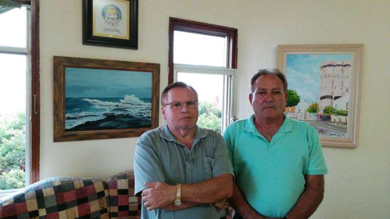 Ramón Macías (i) con Agustín Cabrera, quien lo presentará (Foto TA)