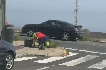 Vehículo y operario de Parques y Jardines, hoy en Caserones Altos