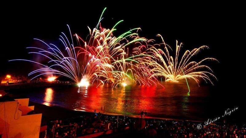 Archivo. Imagen de los fuegos artificiales del pasado año (Foto Adrián Negrín)