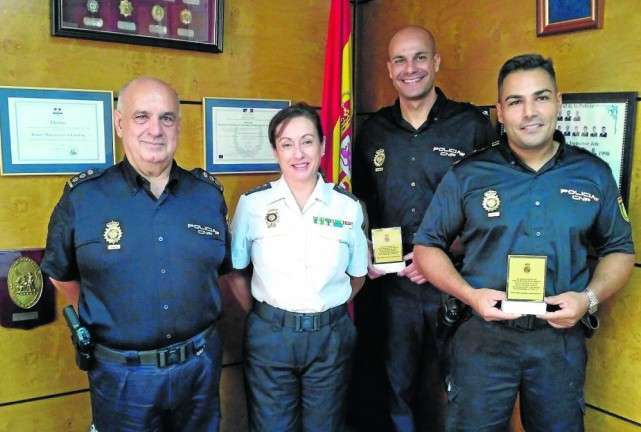 Distinción. De izquierda a derecha, Jesús García Aller, Sagrario de León Cruz y los dos agentes (Foto Policía Nacional)
