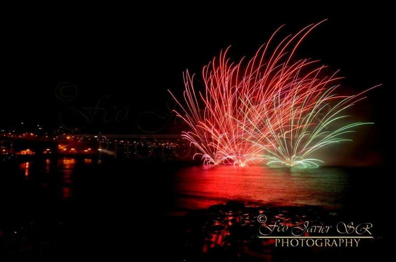 Imagen del espectáculo pirotécnico de esta medianoche en Melenara (Foto Francisco Javier Santana)