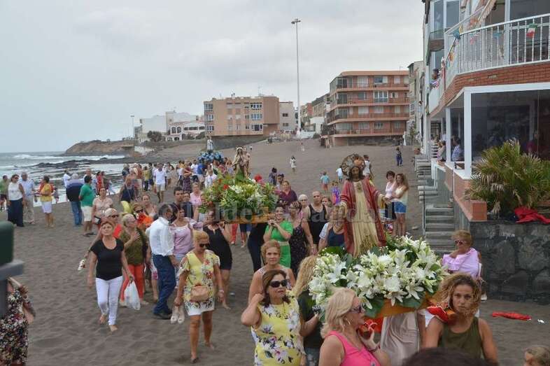 La procesión llegó a la mitad de la playa y giró hacia la avenida marítima, encabezada por el párroco (Foto TA)