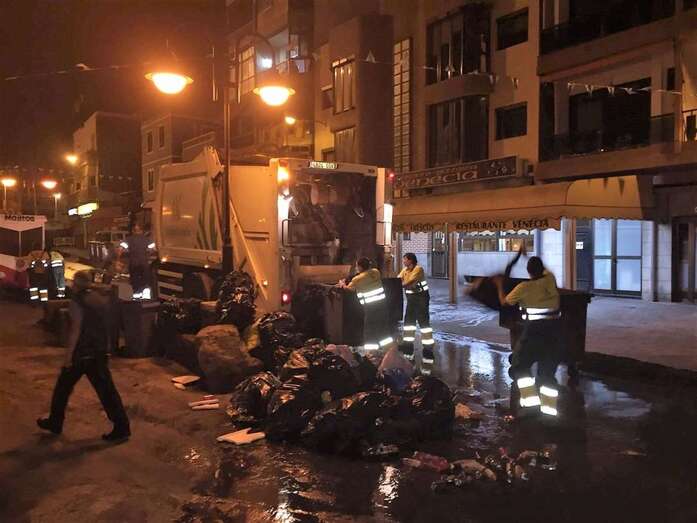 Los operarios se tuvieron que emplear a fondo para tratar de dejar la playa lo más limpia posible (Foto TA)