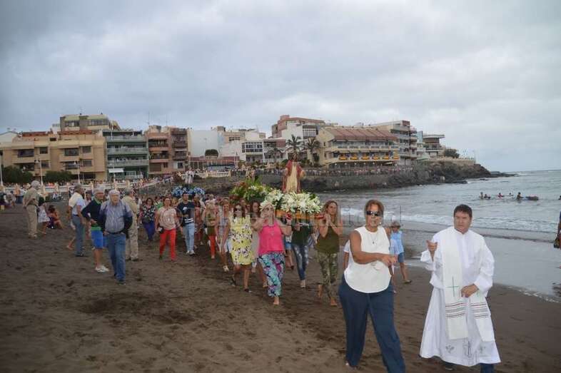 El párroco Francisco Javier Martín encabezando el domingo la procesión por la arena de Salinetas (Foto TA)