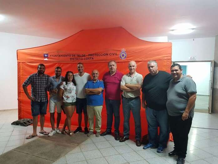 El concejal de Festejos con responsables policiales y dirigentes vecinales de Melenara (Foto TA)