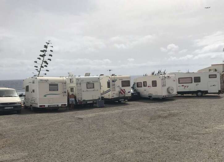 Las caravanas y la falta de aparcamiento, un quebradero de cabeza para los bañistas de Hoya del Pozo (Foto TA)