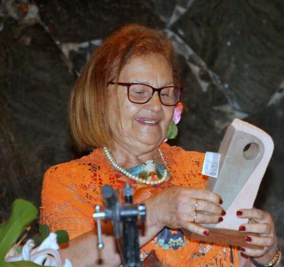 La poetisa María Jesús Lozano Cáceres, anoche en la playa de Ojos de Garza (Foto Jesús Ruiz Mesa)