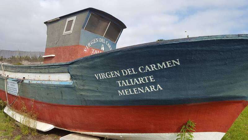 Barco pesquero, elemento decorativo de la rotonda principal de acceso a Melenara (Foto TA)