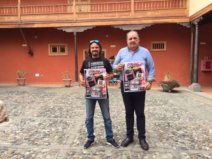 El concejal Juan Martel (d) y el promotor del evento, Tony González, muestran el cartel del encuentro, hace unos minutos en la Casa Condal (Foto TA)