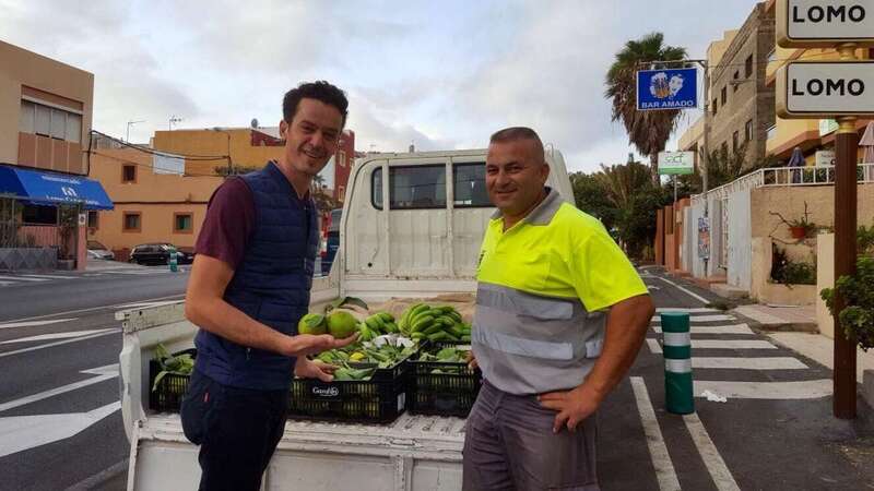 El presidente del colectivo de agricultores, David Rodríguez, carga con un operario municipal una camioneta del Ayuntamiento (Foto TA)