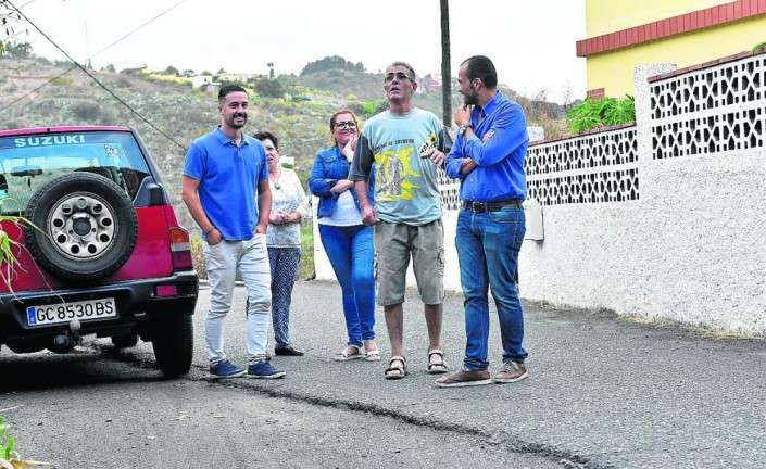 Vecinos y concejales explican las deficiencias del barrio (Foto C7)