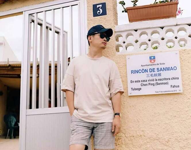 Fran Yiren junto a la placa que está colocada en la casa que habitó Sanmao en Playa del Hombre (Foto Fran Yiren)