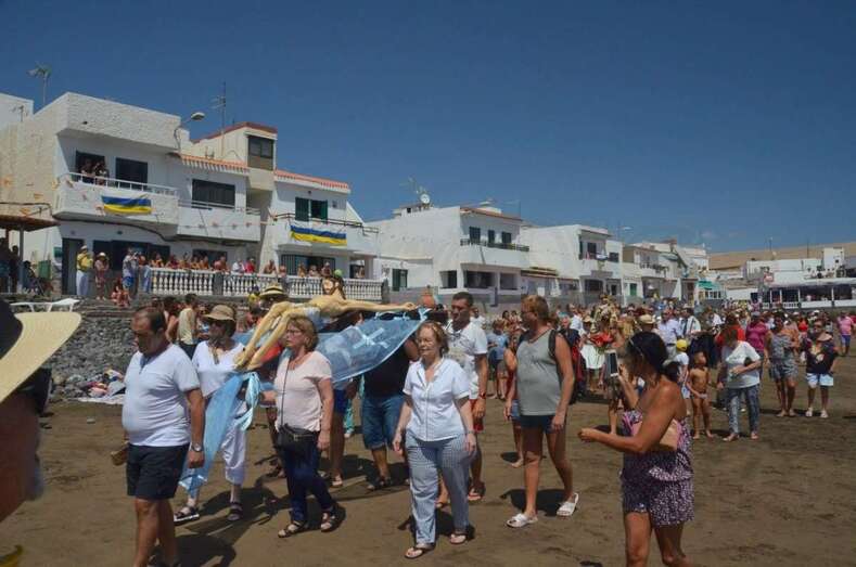 La playa de Ojos de Garza mostró un año más su fervor y cariño a las imágenes del Cristo y la Virgen del Carmen (Foto Francisco J. Santana)