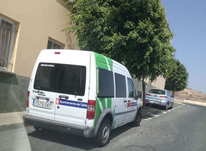 Imagen de un vehículo de Parques y Jardines en la zona de Caserones altos (Foto TA)