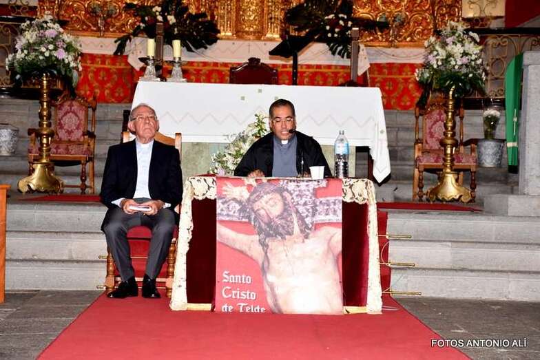 El pregonero junto al sacerdote de San Juan, José María Cabrera (Foto Antonio Alí)