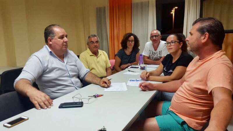 El edil Juan Martel se reunió ayer noche con los miembros del Patronato Los Naranjos (Foto TA)