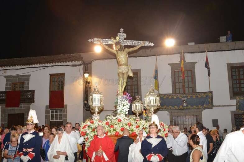 El Santo Cristo de Telde, a su llegada al templo matriz de la ciudad (Foto Francisco J. Santana)
