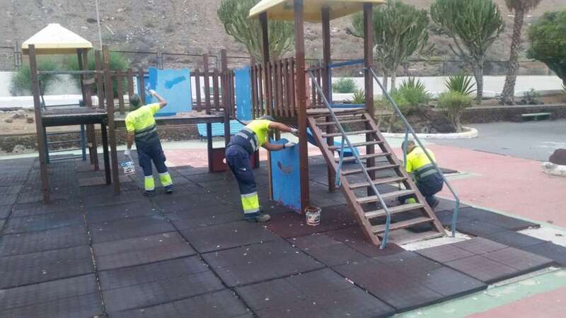 Los operarios de Parques y Jardines, adecentando uno de los espacios públicos del barrio (Foto TA)