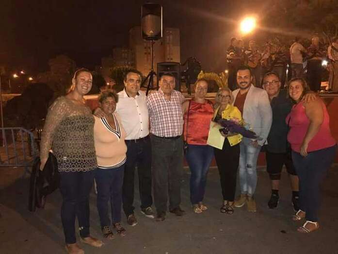 La pregonera, con el ramo de flores, junto a vecinos del lugar (Foto TA)