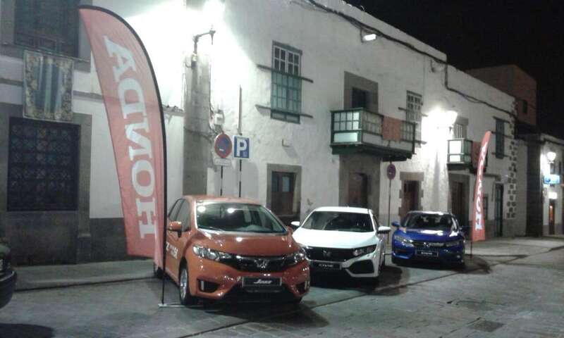 Muestra de tres vehículos en San Juan, anoche (Foto TA)