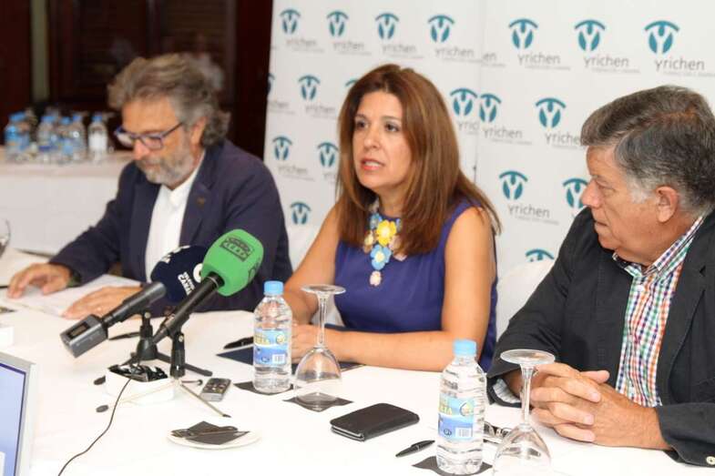 La alcaldesa con el presidente de Yrichen y del Círculo Cultural (Foto Jesús Ruiz Mesa)