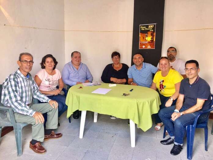 La junta directiva de la asociación vecinal y el edil Juan Martel, este jueves durante la reunión (Foto TA)
