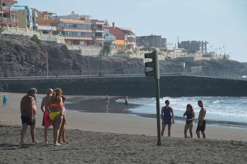Un semáforo regula simbólicamente el acceso al agua de los bañistas en Melenara (Foto TA)