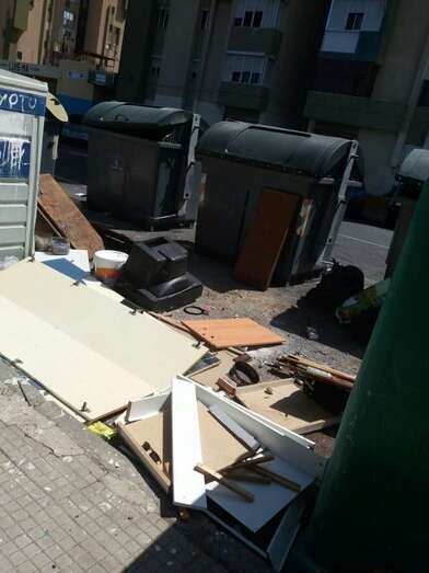 Residuos en el entorno de los contenedores (Foto TA)