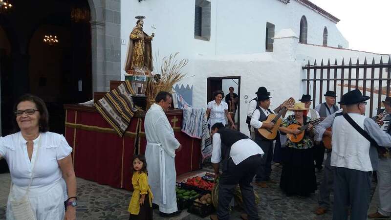 Los vecinos ofrendan al santo a las puertas del templo (Foto TA)