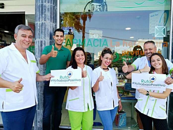 El personal de la Farmacia La Herradura con el pulgar hacia arriba, símbolo de la campaña (Foto TA)