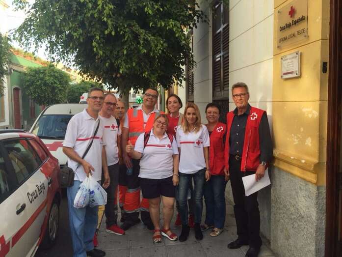 Un grupo de voluntarios y miembros de Cruz Roja Telde, este jueves antes de salir a las calles (Foto TA)