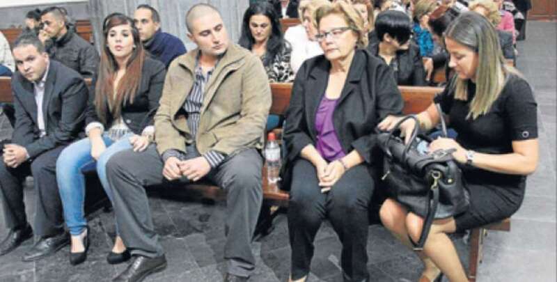 Laly Sánchez junto a sus hijos, durante el funeral por su esposo en 2012 (Foto Francisco Socorro/C7)