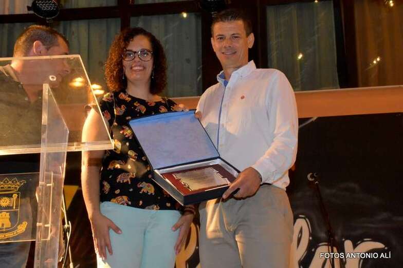 El pregonero recibió una placa de la comisión de fiestas (Foto Antonio Alí)