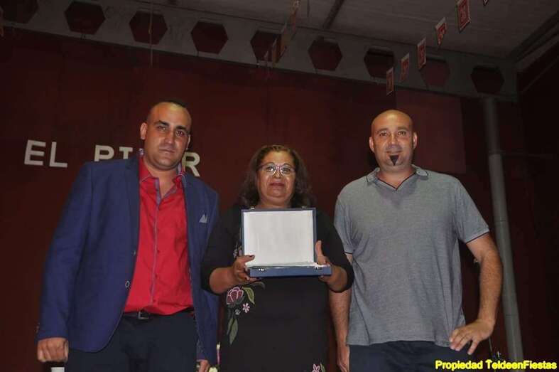 Francisco Carreño muestra la placa que le entregó la comisión de fiestas en recuerdo de su pregón (Foto Teldeenfiestas)