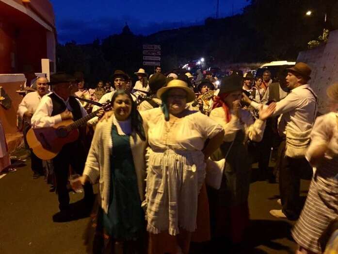 Decenas de romeros se echarán esta tarde a la calle en Cazadores (Foto TA)