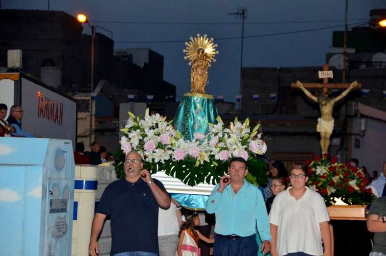 Momento de la procesión de este jueves por las calles de Caserones Altos (Foto Francisco Javier Santana)