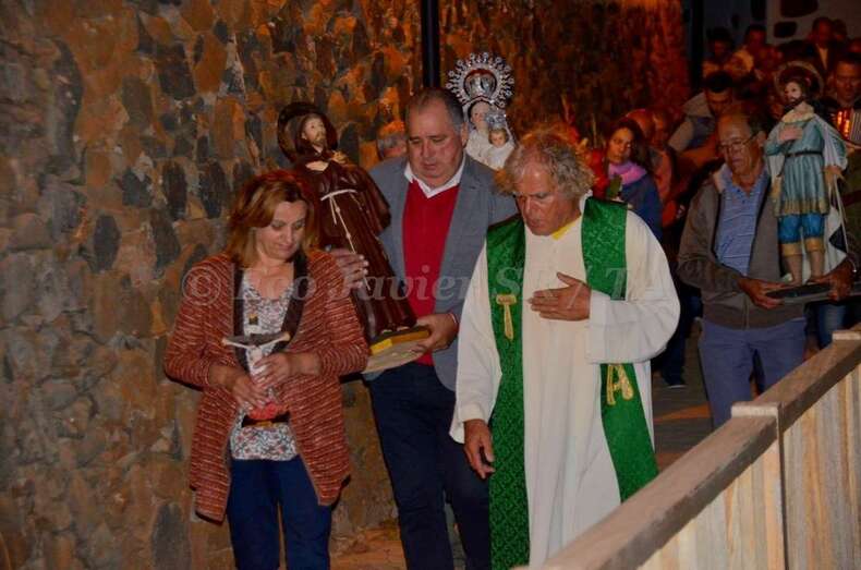 Cazadores devolverá hoy las imágenes de sus tres patronos a la vieja y remozada ermita (Foto Francisco Javier Santana)