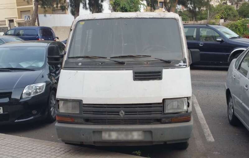 Furgón marca Renault Trafic que lleva meses abandonado en Salinetas (Foto TA)